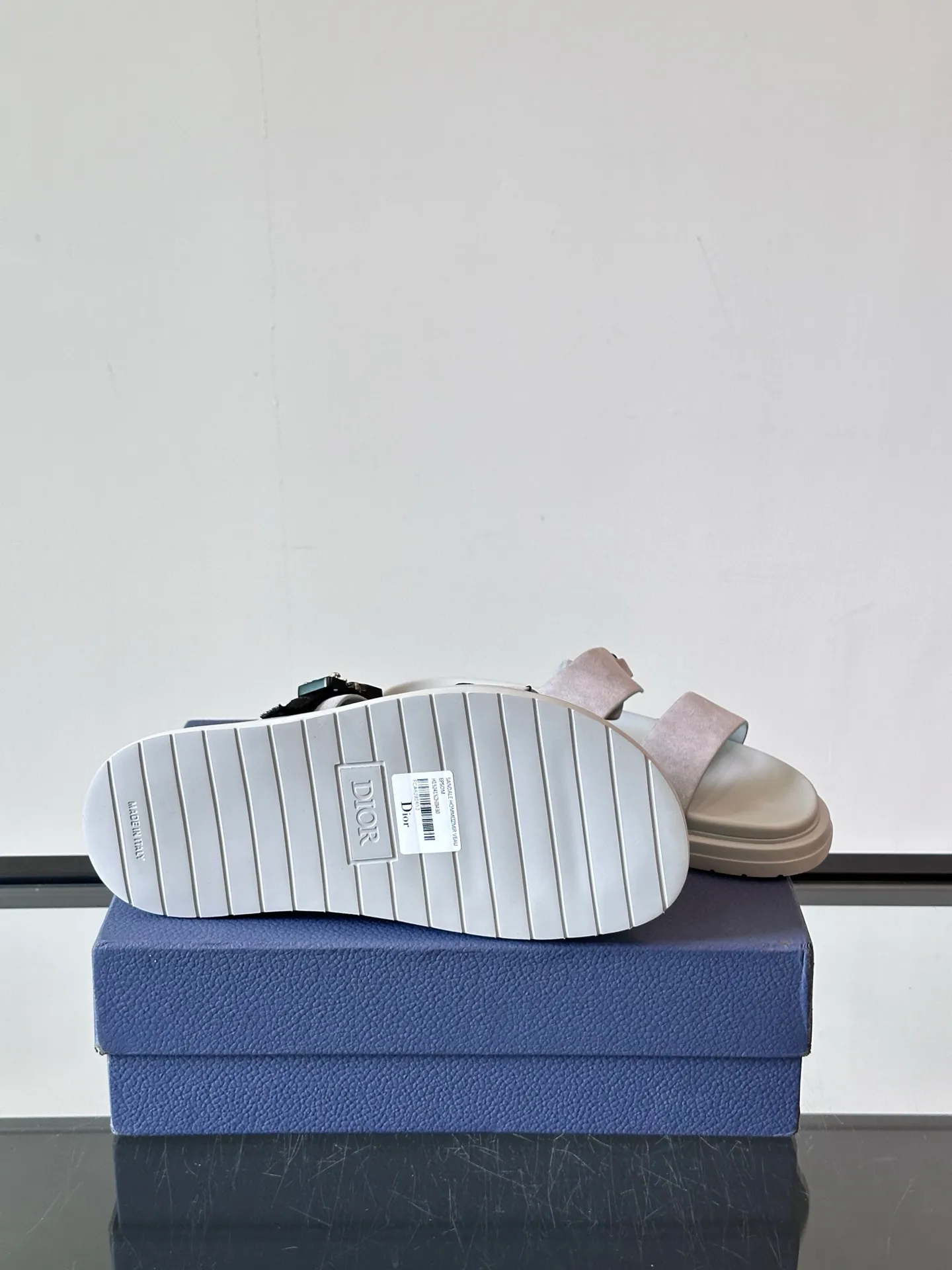Factory price: 300💰Dior Aqua men's sandals and slippers. Showcasing Dior haute couture design. The Dior gray suede strap is accented with an aluminum Dior buckle for added style. Paired with a comfortable tonal notch sole, they pair easily with shorts or jeans for a sophisticated look. Main body: suede cow leather, technical fabric lining: cow leather, with adjustable straps, aluminum Dior buckle, Dior gray EVA insole, tonal notch rubber outsole splicing structure👌👌 size: 38-44 (45.46 customized)